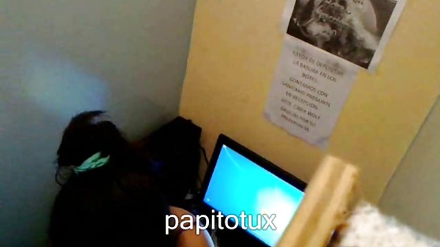 女人在暨覆盖之前给予按摩