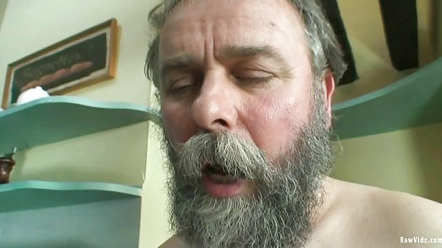 粉红色的缝在浴缸里