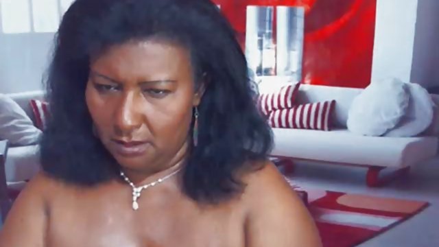 经验丰富的lesbo Kathia让青少年贱人穿上她的地毯
