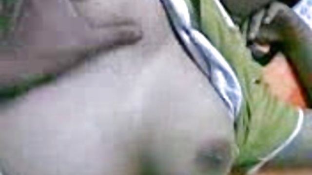 青少年宝贝抚摸她紧的阴部，直到她喷出