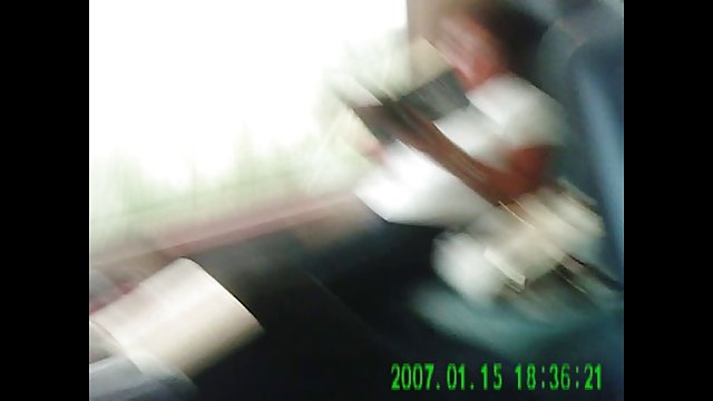 一个漂亮的腿的女孩猛拉一个男人的家伙。来自悉尼科尔的色情视频。