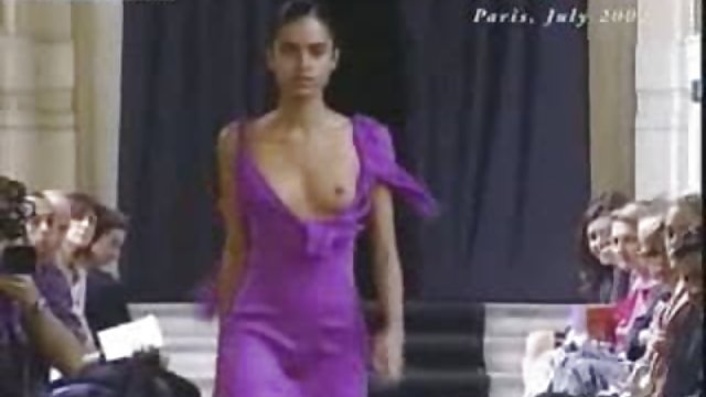 黑发美女蒂娜凯与她的男人充满激情
