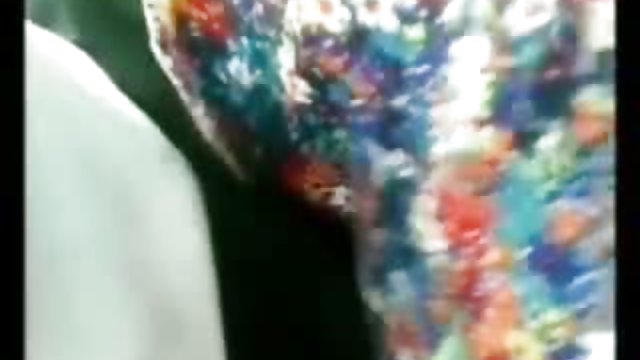 性感的Lacy Channing在床上抚摸着一个新的男孩玩具