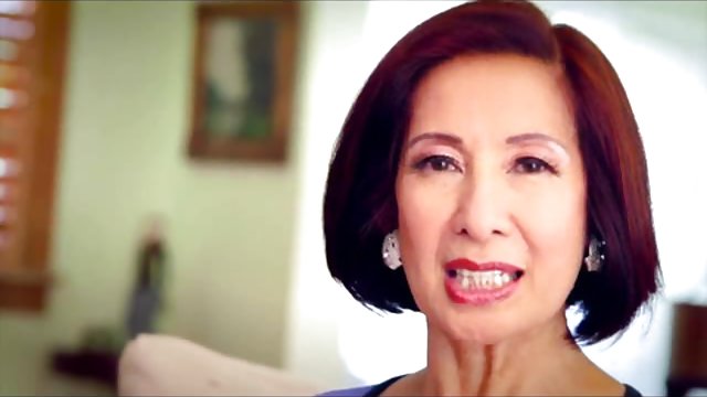 令人惊叹的金发碧眼的重磅炸弹欢迎她的英雄回家