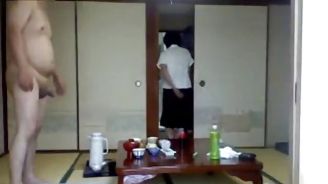 雅典娜摇晃她完美的乳房，让一只公鸡捶胸顿足