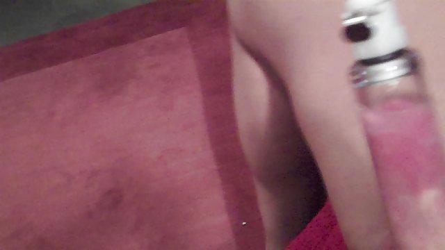 性感的Silvie De Lux按摩她柔软的阴唇